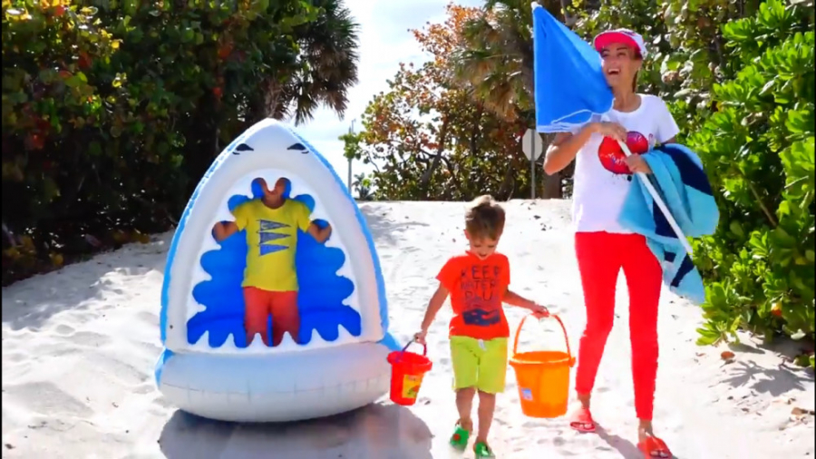 داستان های ولاد و نیکی Vlad and Niki - قسمت 125 - بازی ولاد و مامانی در ساحل